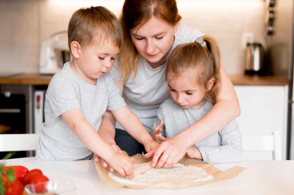 Por qué es bueno involucrar pronto a los niños en las tareas del hogar