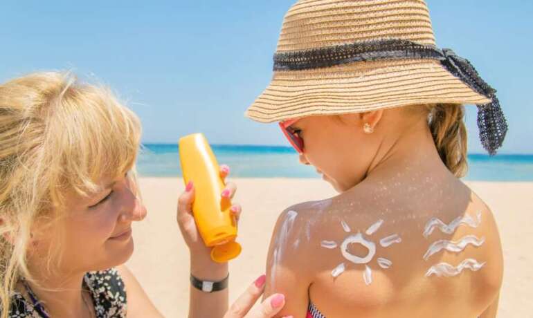Niños, verano, playa y cremas solares.