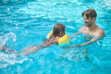 Consejos de seguridad para ir a la piscina con niños menores de 5 años.