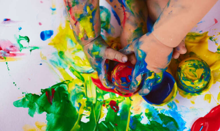 Los beneficios que aporta a los niños pintar con los dedos.